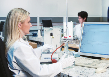 zwei mitarbeiterinnen im Labor