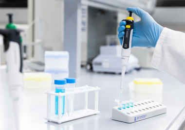  Pipettieren mit der Transferpette pro von BRAND in einzelne Reaktionsgefäße im Labor